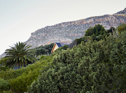 With its simple, archetypal 'tent-like' shape, the cabin nestles unobtrusively in its surroundings on a garden terrace against a hillside in Muizenberg, Cape Town. 