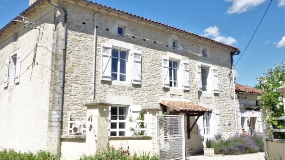 Vente maison   à Puyréaux (16230), 270 300 €