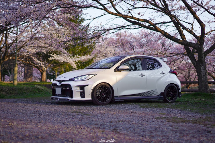 ヤリスの花粉まみれ・2023年もよろしくお願いします・サクラと愛車・タイヤレターやってます・ドライブに関するカスタム事例の投稿画像1枚目