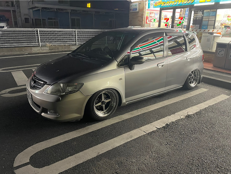 フィットの車が汚い・雑魚・ホイール交換・半分腐ってる車に関するカスタム事例の投稿画像1枚目