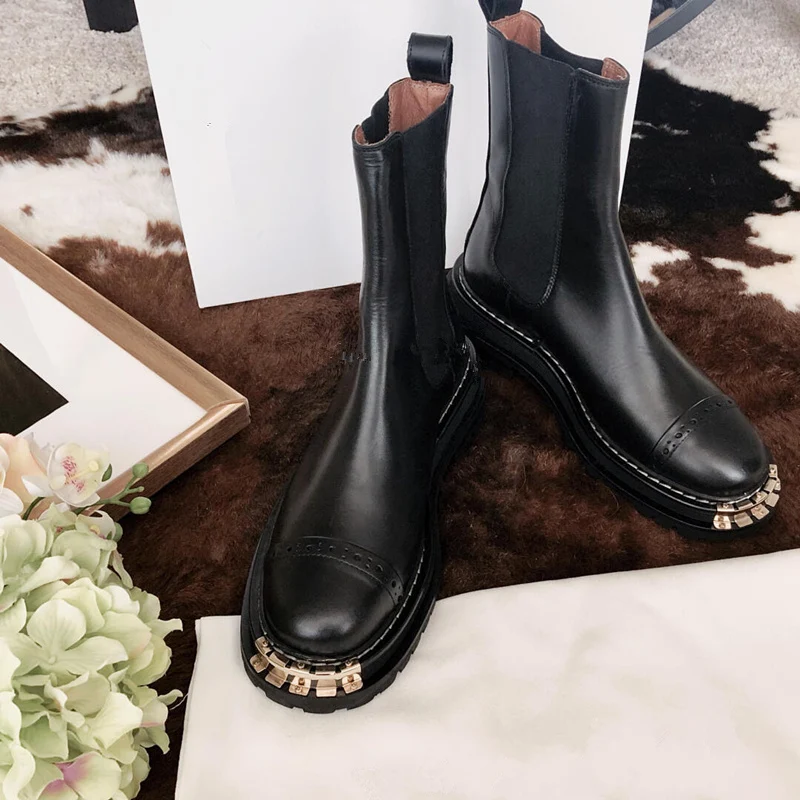 Botas con decoración metálica para un estilo audaz y moderno. Disfruta de la comodidad y el diseño único que te harán destacar.