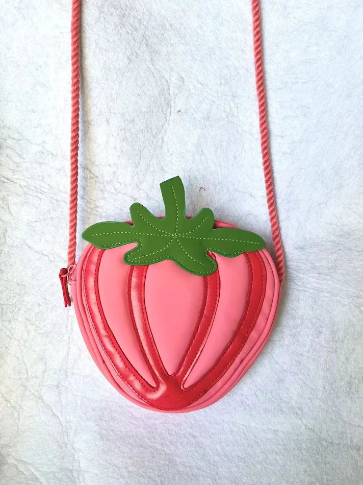 Nieuwe schattige driedimensionale aardbeien schoudertas. Draag je essentials in stijl en voeg een speelse touch toe aan je dagelijkse look.