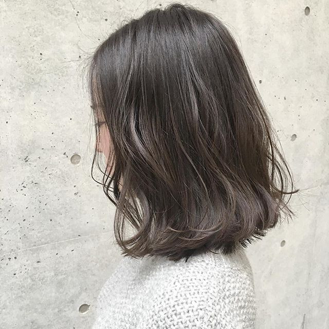 新生活は新しい髪色に トレンドの アッシュグレージュ で透明感のあるヘアスタイルがおすすめ Trill トリル