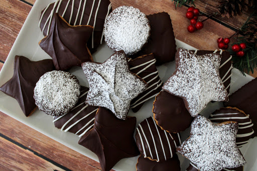 A platter of Katarzynki (Polish Gingerbread Cookies).