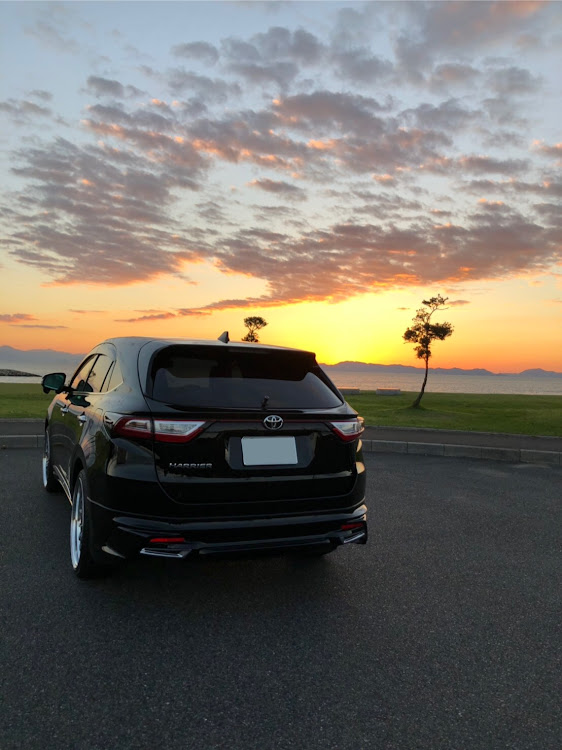 ハリアーの愛車と夕陽に関するカスタム事例の投稿画像1枚目