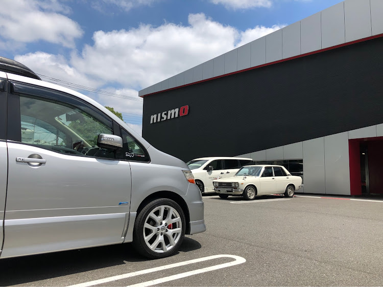 セレナのドライブ・NISMO・大森ファクトリー・聖地巡礼・タイヤ・ホイール紹介に関するカスタム事例の投稿画像1枚目