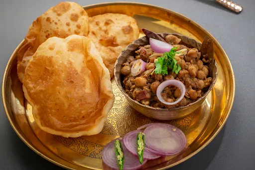 4 Poori With Chole Ghar Jaisa Swad