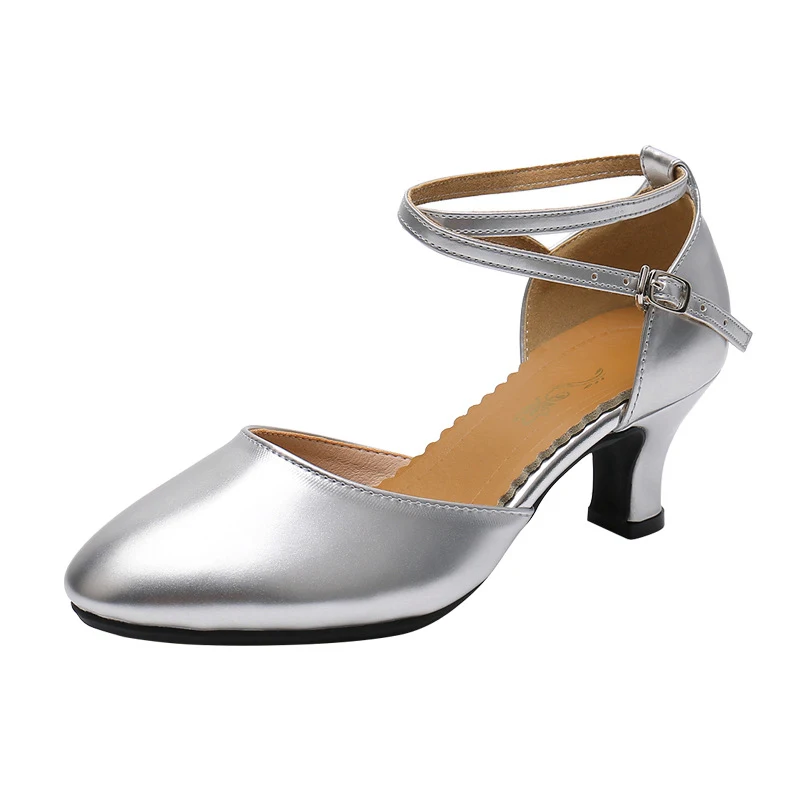 Sapatos de dança latina com sola macia para mulheres. Conforto e elegância para dançar em bailes quadrados, ideais para movimentos livres.