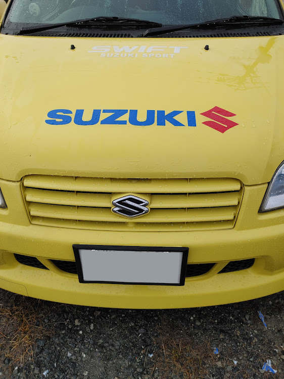 スイフトスポーツの#スイスポ・SUZUKI SPORTS・ステッカー剥がし・寒いです・色んな意味で手が痛いに関するカスタム事例の投稿画像3枚目