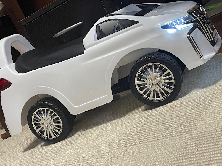 アルファードのエントランスは盛れる・ホテルとコラボ・ラグジュアリー感・高級車をヒーローに・乗用玩具アルファードに関するカスタム事例の投稿画像4枚目