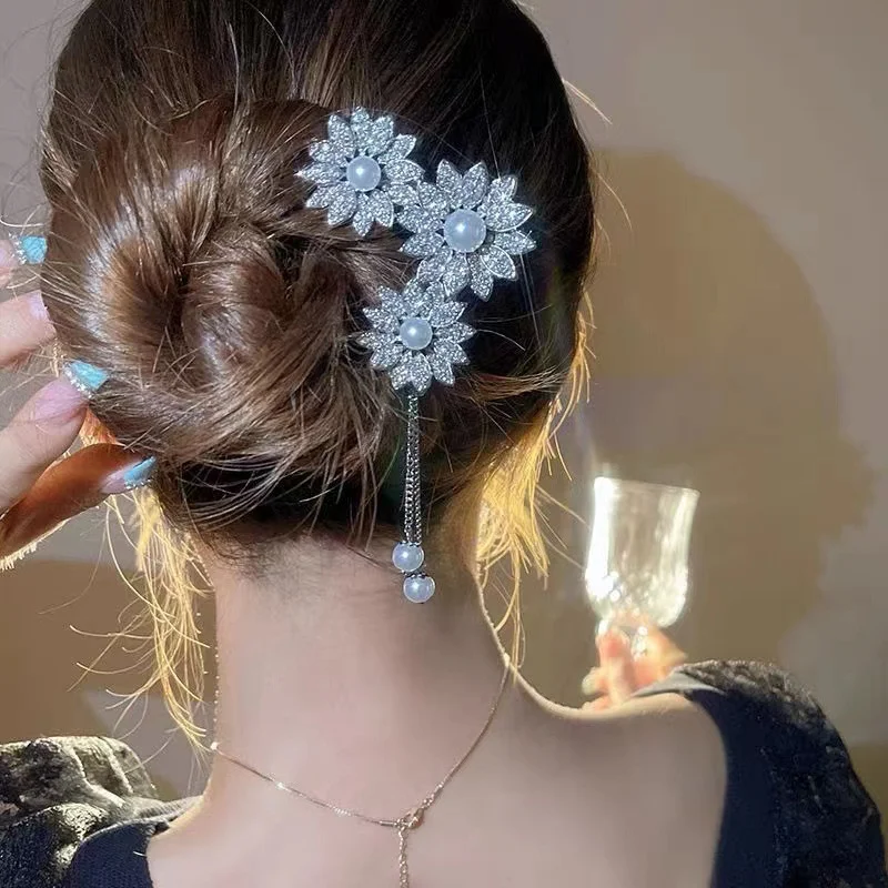 Title 4, Bloemen haarspeld met elegante parel hanger. Vo...