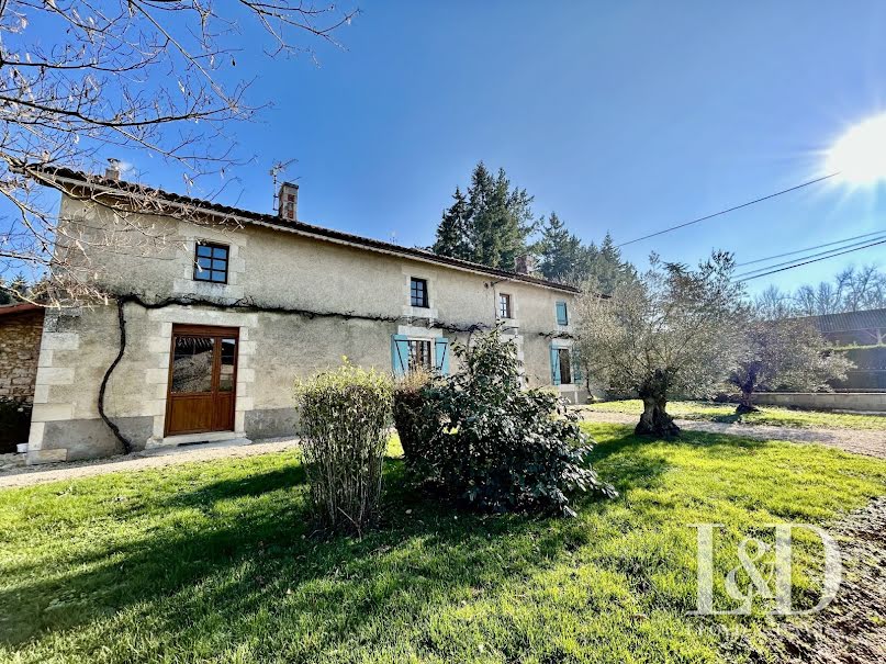 Vente maison 5 pièces 285 m² à Valence-en-Poitou (86700), 319 200 €