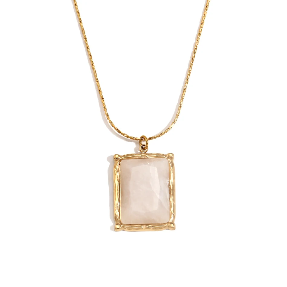 Collier rectangulaire polyvalent en acier inoxydable plaqué pour femmes, un accessoire de mode élégant et intemporel, idéal au quotidien.