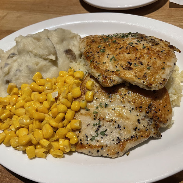 Lemon pepper chicken with mashed potatoes and corn