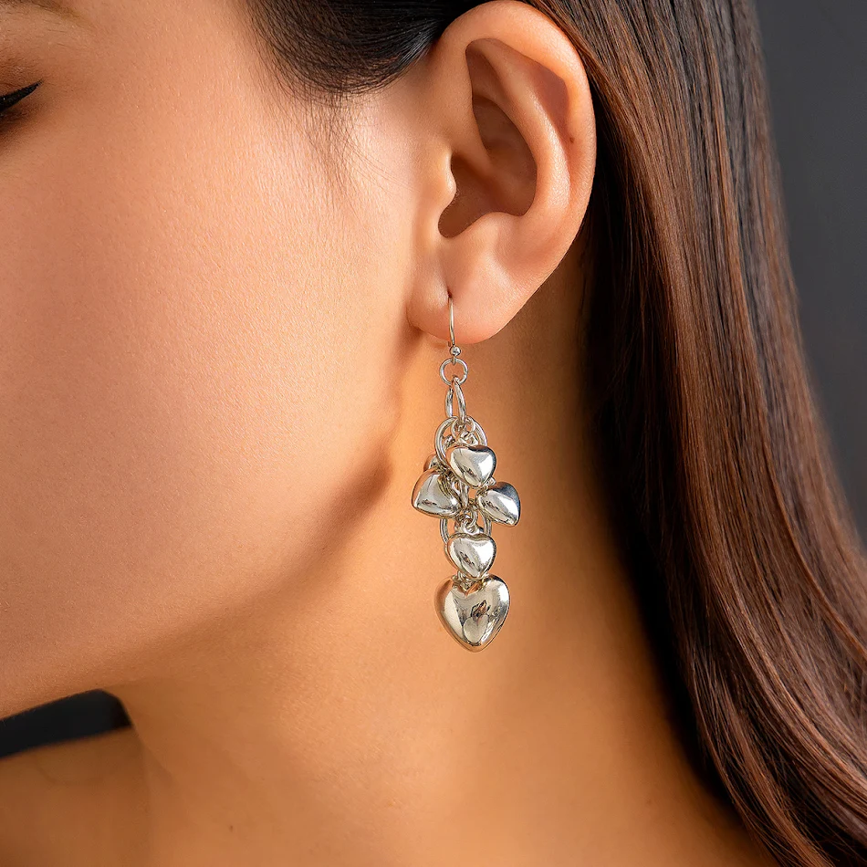 Collier avec pendentif cœur et chaîne tendance, un accessoire élégant pour exprimer l'amour et le style avec charme féminin.