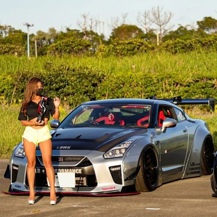 NISSAN GT-RのLIBERTYWALK・cross road・クロスロードMT・キャンギャル・クロミで会いましたに関するカスタム事例の投稿画像1枚目