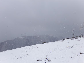 雪がちらつく