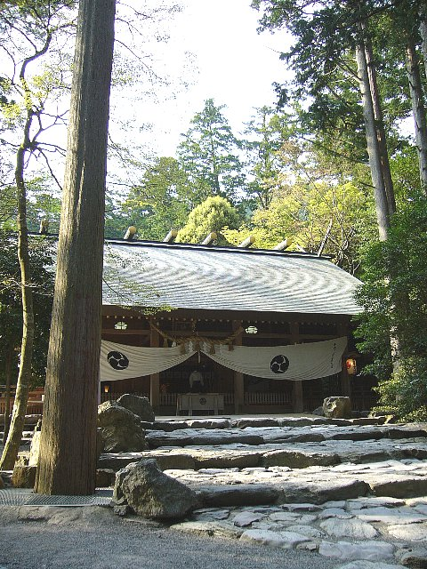 This is a picture of the Tsubaki Grand Shrine, a Shinto shrine in the Yamamoto neighborhood of Suzuka in Mie Prefecture, Japan.