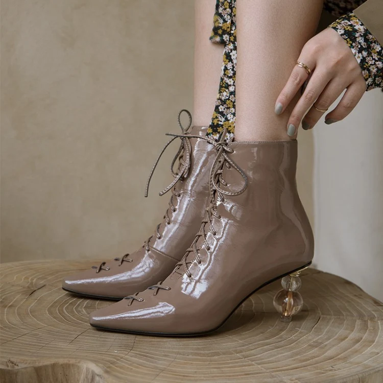 Bottines Martin en cuir pour femmes, lacets, fermeture éclair et talon en cristal. Confort et élégance assurés pour un style unique et tendance.