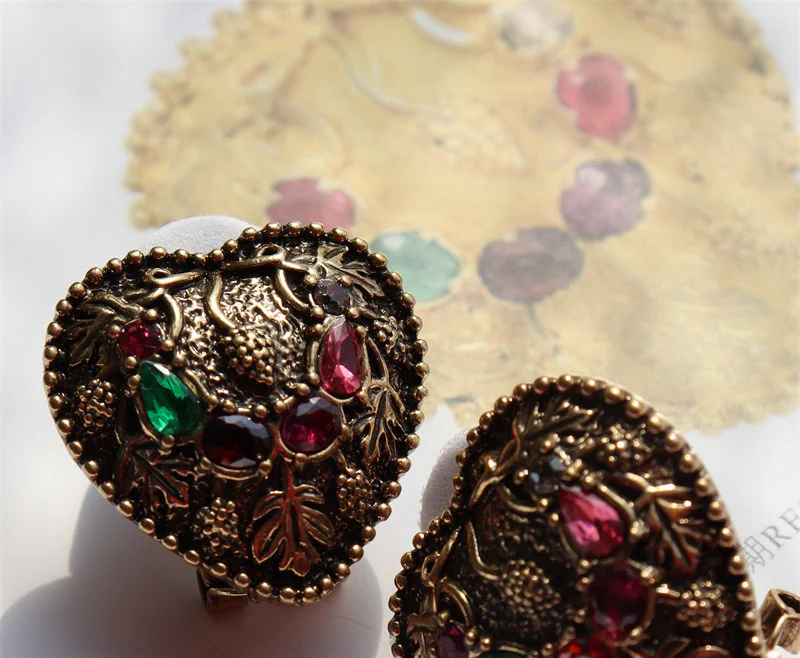 Gekleurde Glazuur Tsjechische Diamant Oorbellen, een sprankelende schittering voor elke dag, voegen een vleugje elegantie toe, ideaal voor elke gelegenheid.