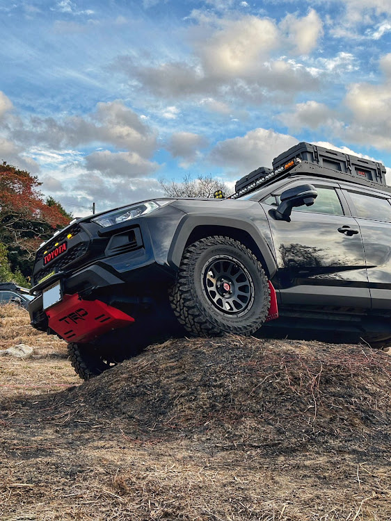 RAV4の熊本・ネオスチール・ジョリーロジャーズ新商品・ピンクタコマグリル取り付け🤣に関するカスタム事例の投稿画像1枚目
