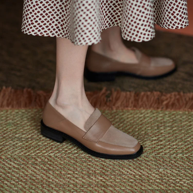 Mocassins cousus en cuir souple pour femmes, petites chaussures en cuir rétro. Confort et style rétro pour une élégance décontractée.