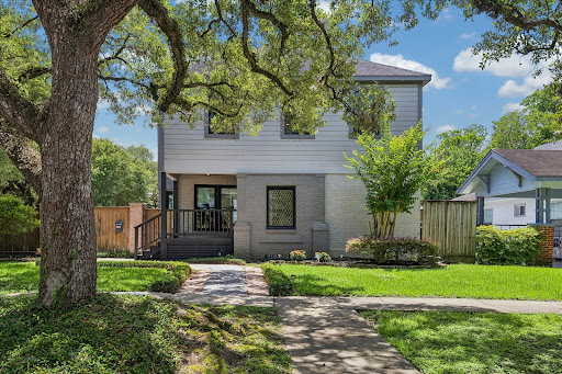 Modern house with garden and trees in this luxury house for sale in Houston ($950,000)