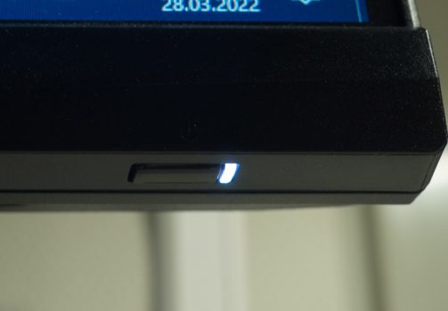 Кнопка включения и кнопка питания расположены внизу экрана
