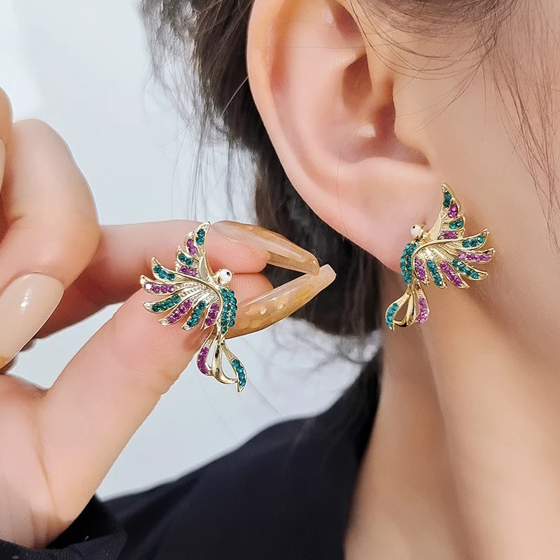 Brincos de orelha de pássaro auspicioso colorido para mulheres, moda feminina, adicione um toque de sorte e estilo ao seu visual.