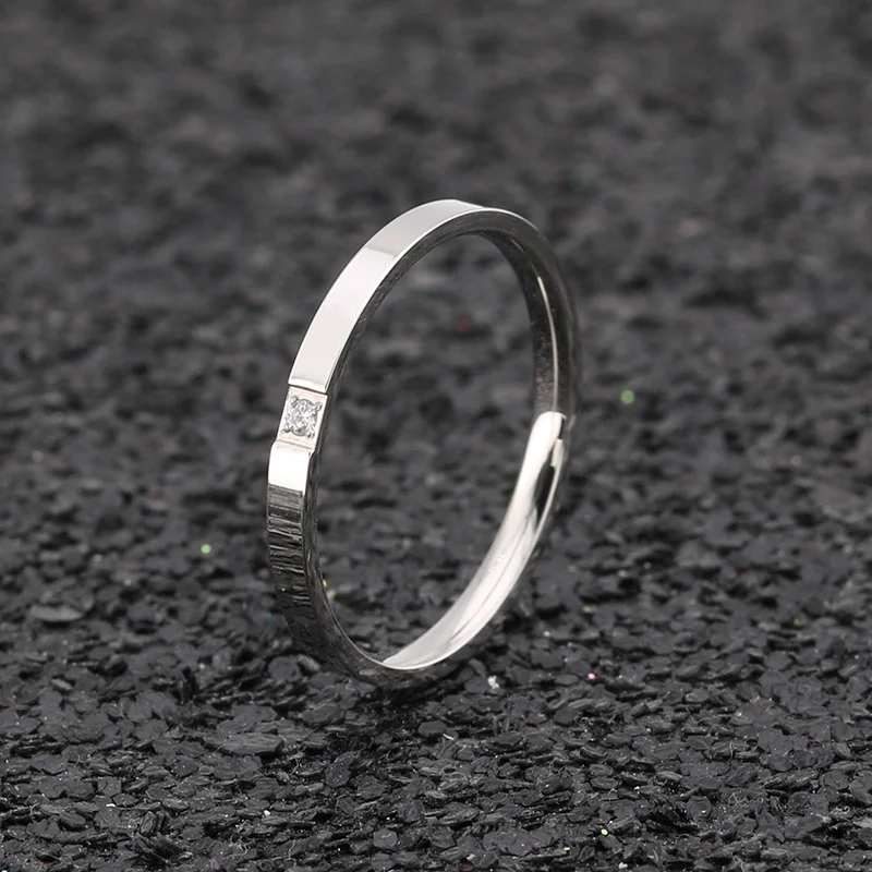 Modieuze creatieve titanium stalen zirkonia ring, elegant design en duurzaam. Perfect voor dagelijks gebruik en speciale gelegenheden.