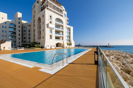 Seaside apartment with pool 1