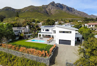 Maison avec piscine et jardin 10