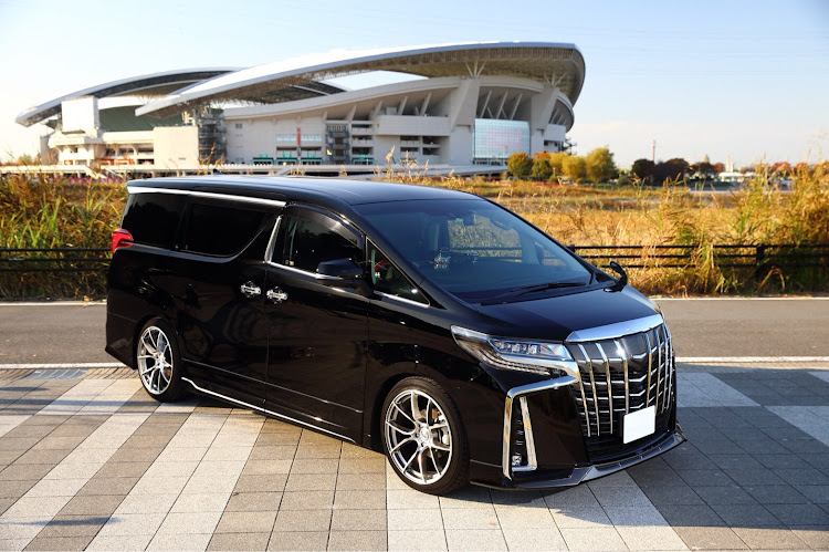 アルファードのNOBLESSE・30アルファード・ALPHARD・埼玉スタジアム2002公園に関するカスタム事例の投稿画像1枚目