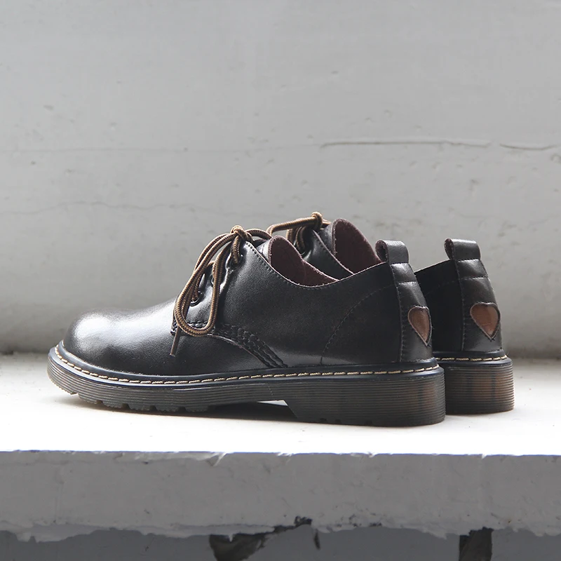 Dames Schoenen Retro Platte Zool Klein Leer. Perfecte dagelijkse schoenen. Klassieke stijl en comfortabel lopen. Ideaal voor een casual en elegante look.
