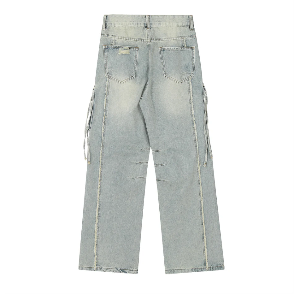 Calças jeans cargo masculinas com rasgos e lavagem, estilo fashion e confortável, ideais para um visual moderno e despojado.