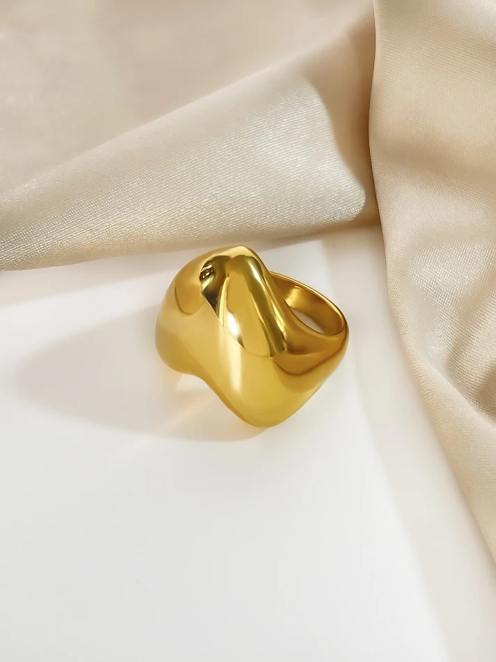 Bague en acier titane brillant en forme de cœur d'amour, plaquée or 18K. Exprimez votre amour avec ce bijou.