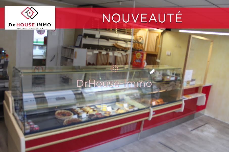 Vente locaux professionnels 10 pièces 210 m² à Roumazières-Loubert (16270), 93 000 €