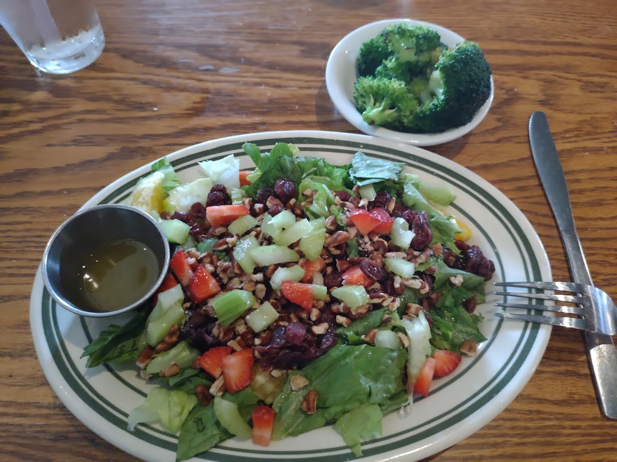 Farmer's Wife salad with no feta or croutons and side of steamed broccoli