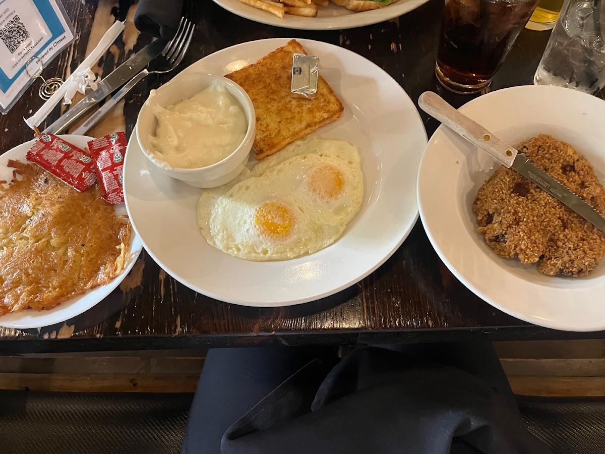 Hashbowns, gluten free toast, gluten free gravy, gluten free chicken fried steak