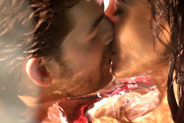 Sonal Chauhan & Neil Nitin Mukesh Kiss in 3D