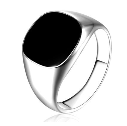 Bague homme noire au design minimaliste et élégant. L'anneau masculin classique pour un look dominant et sophistiqué.