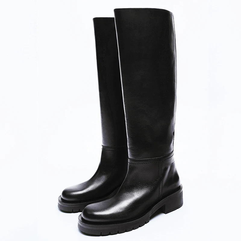 Zandbruine leren laarzen met platte ronde neus en tot de knie hoog voor een stijlvolle en comfortabele look.