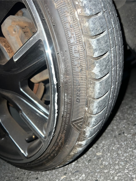 ハイゼットカーゴの修理するか・別のホイールに買い替えるか・全てやる気失せたに関するカスタム事例の投稿画像1枚目