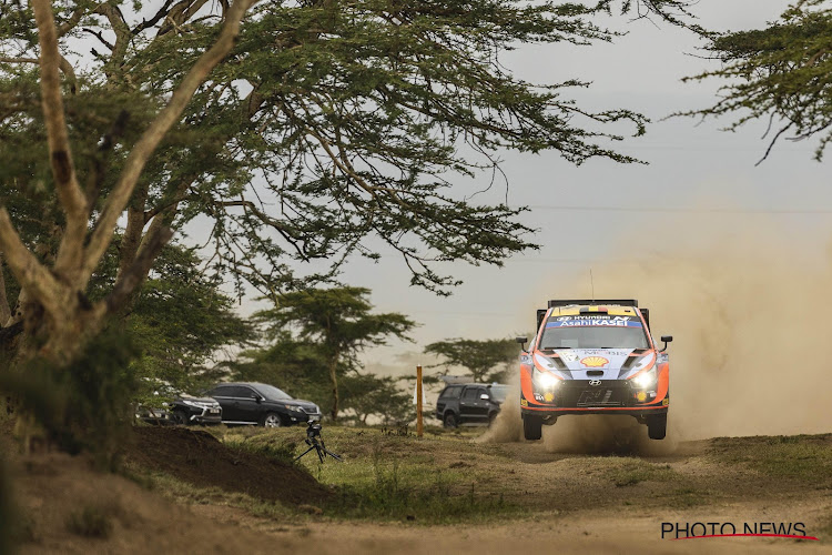 Thierry Neuville rijdt tegen boom aan en gaat na opgave nog wegzakken in Rally van Kenia