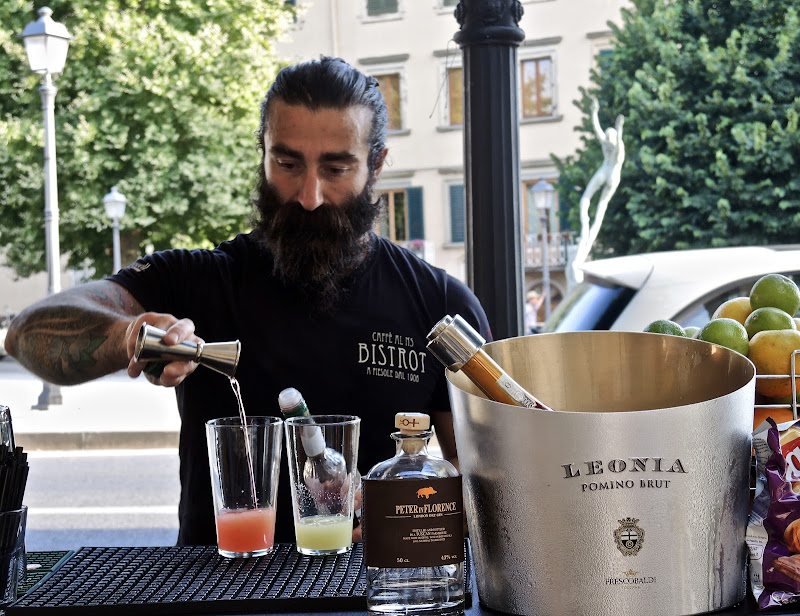 Il barman. di sangiopanza