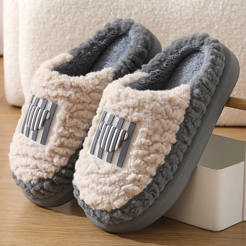 Kleur-matchende lamsleren pantoffels voor koppels. Anti-slip, warm en ideaal voor binnenshuis in de winter. Huis- en slaapkamerschoenen voor dames en heren.