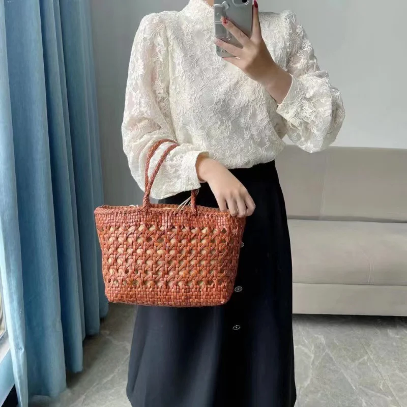 Bolso de mujer con diadema tejida y capa de piel de vaca ahuecada, elegante y funcional para uso diario, ideal para llevar tus esenciales.