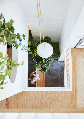 Facilitating the free flow of fresh air and light throughout its spaces, this central “well” runs from the top floor of the Longs’ house all the way down to the ground level.