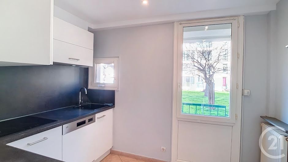 Location  appartement 3 pièces 64.06 m² à Arles (13200), 729 €