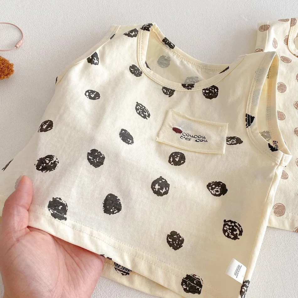 Modieuze camisole en effen kleur shorts tweedelige set voor dames. Comfortabel en stijlvol, ideaal voor de zomer, perfect voor dagelijks gebruik en informele gelegenheden.